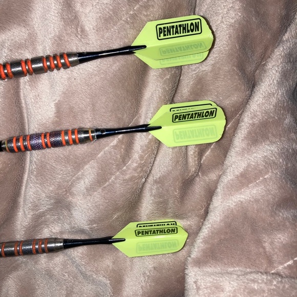 Halex official tournament dartboard with 6 darts - Picture 3 of 8